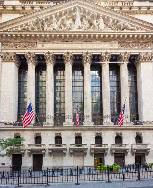 new york stock exchange von der wall street aus gesehen, lower manhattan financial district, ny, usa. - wall street new york stock exchange american flag manhattan financial district stock-fotos und bilder