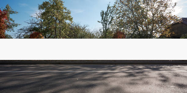 placa comercial em branco longa montada no açambarcamento na rua da cidade - nature street rural scene outdoors - fotografias e filmes do acervo