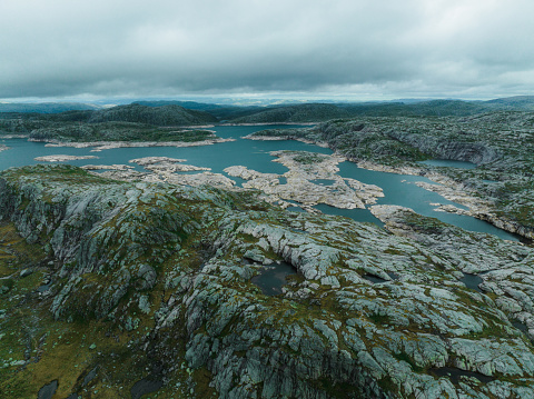 Vista aérea panorámica del lago en las tierras altas de Noruega photo