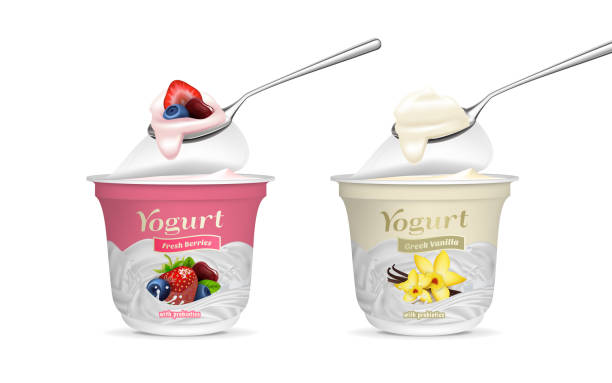 ilustraciones, imágenes clip art, dibujos animados e iconos de stock de bayas frescas realistas detalladas en 3d y yogur griego de vainilla con juego de cuchara. vector - yogurt yogurt container strawberry spoon