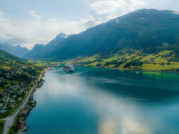 widok z lotu ptaka na statki wycieczkowe w olden w norwegii - cruiser zdjęcia i obrazy z banku zdjęć