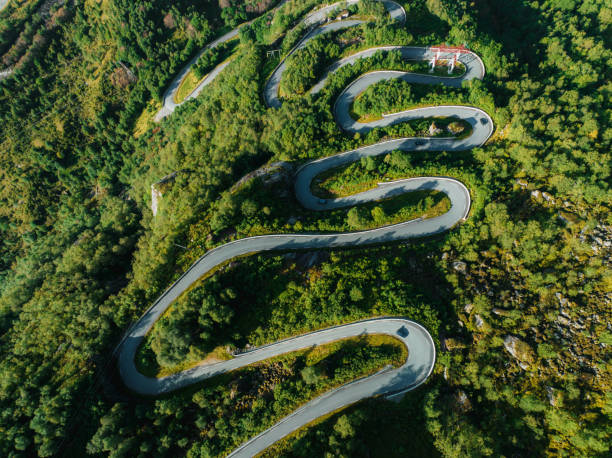 vista aérea de la carretera serpenteante en las montañas - norway snake mountain road man made fotografías e imágenes de stock