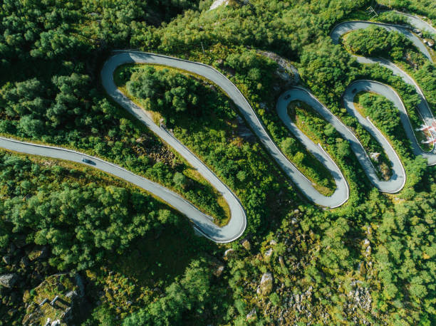 산에서 구불 구불 한 도로의 공중보기 - norway snake mountain road man made 뉴스 사진 이미지