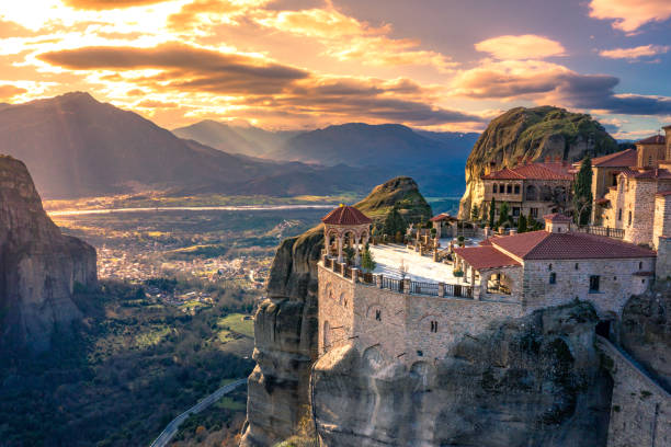 vista del monastero di meteora, grecia. formazioni geologiche di grandi rocce con monasteri in cima a loro. - kalambaka foto e immagini stock