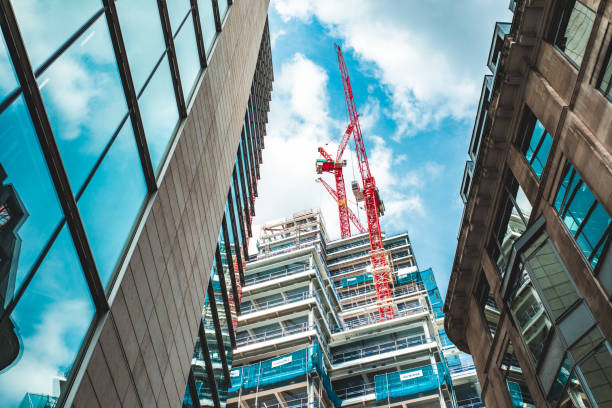 entwicklung im zentrum von london - steel construction site construction glass stock-fotos und bilder