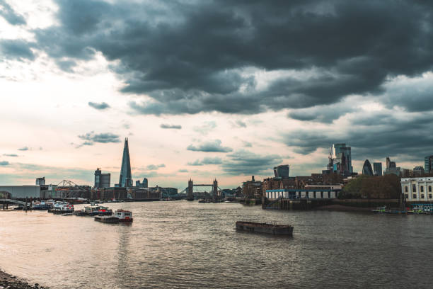 vista de ángulo bajo de edificios modernos contra el cielo en londres - london england thames river storm rain fotografías e imágenes de stock