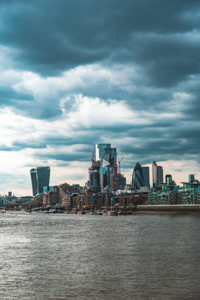 vista de ángulo bajo de edificios modernos contra el cielo en londres - london england thames river storm rain fotografías e imágenes de stock