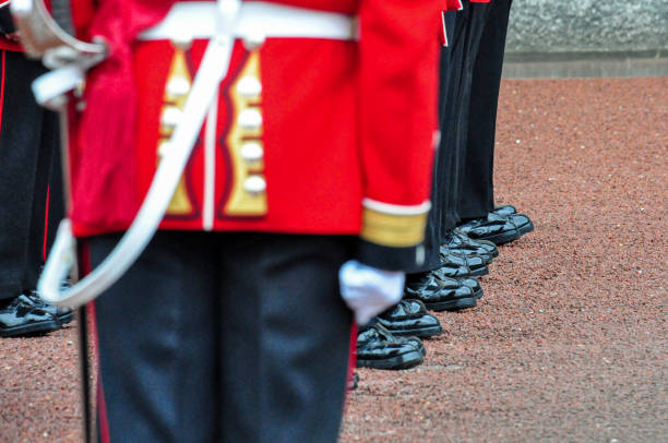 soldados armados se están formando en el patio delantero del palacio de buckingham, londres, inglaterra. - zapatos de reyes fotografías e imágenes de stock