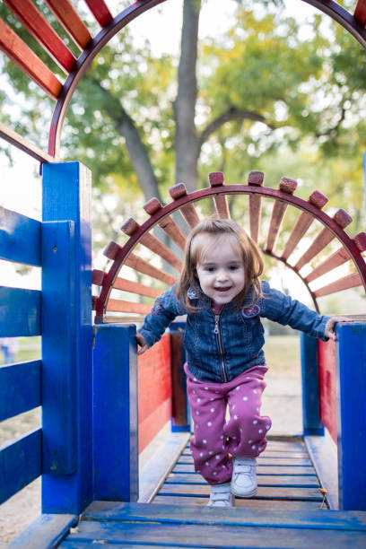 маленькая девочка на детской площадке в парке. - 7294 стоковые фото и изображения