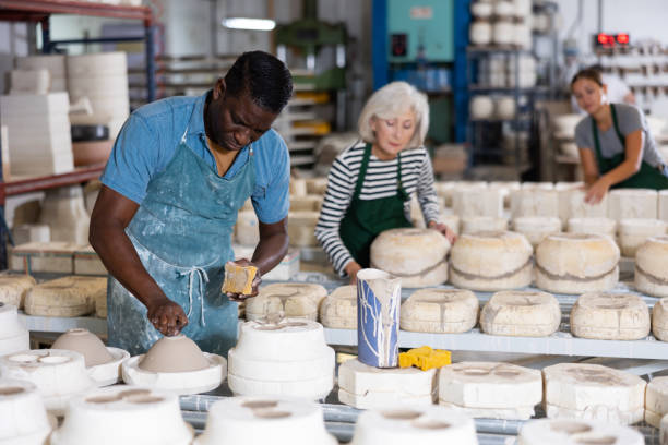 afroamerykanin przygotowuje ceramikę gąbką piankową - usuwa chropowatość i nierówności - chropowatość zdjęcia i obrazy z banku zdjęć