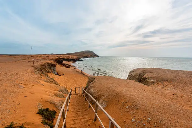 The wind roars in the Pilón de azúcar, this is how the highest hill of Cabo de la Vela in La Guajira is known. A few years ago its beak was white, like the sweetener, hence the name they gave it, although it has already turned a little darker.