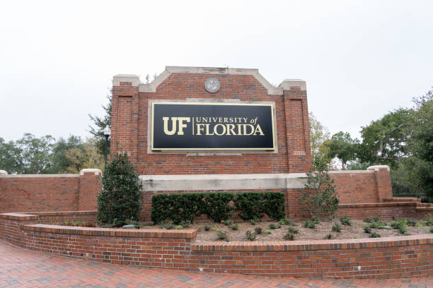 the university of florida ground sign is shown gainesville, florida, usa. - university of florida imagens e fotografias de stock