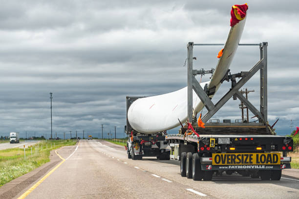 lkw- und anhängertransporter transportieren windturbinenblatt mit übergroßer last industrielles gelbes schild auf der autobahnstraße in texas - 24418 stock-fotos und bilder