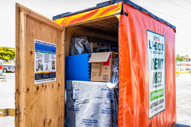 porta aperta a u-haul u-box per caricare la consegna a domicilio con tamponi per mobili, scatole durante lo spostamento o il trasferimento di oggetti domestici - moving van relocation truck box foto e immagini stock