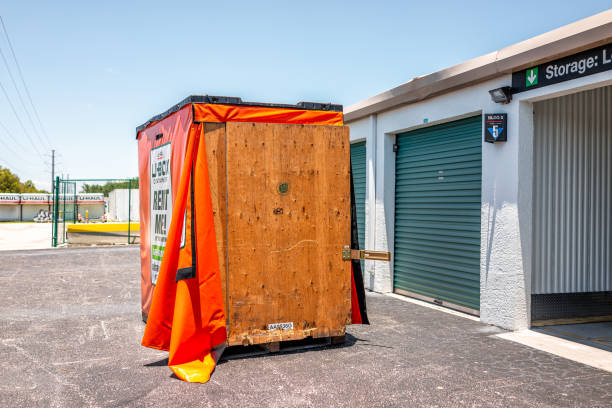 u-haul u-box chiuso per il carico e la consegna a domicilio durante lo spostamento o il trasferimento dalla florida tramite unità di self-storage - moving van relocation truck box foto e immagini stock