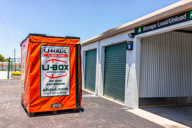 porta chiusa a u-haul u-box per caricare la consegna a domicilio con pastiglie per mobili, scatole durante lo spostamento o il trasferimento a casa con copertura antipioggia - moving van relocation truck box foto e immagini stock