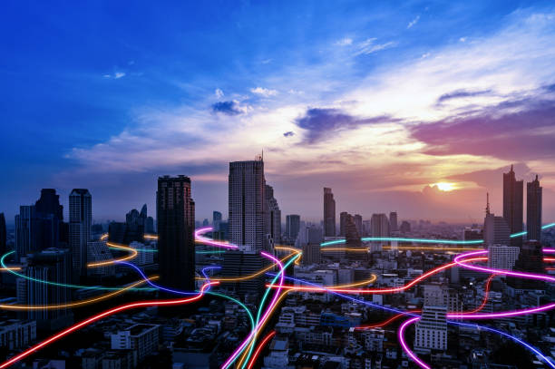 città intelligente con percorso luminoso luminoso linea di velocità circondano la città. concetto di tecnologia di connessione big data. - innovazione foto e immagini stock