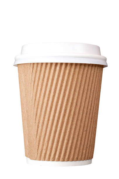 hnědý kartonový šálek na kávu a plastové víčko izolované na bílém pozadí s výřezem ořezové cesty - jednorázovým fotky - stock snímky, obrázky a fotky