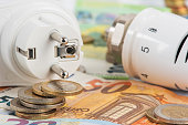 euro-geld-elektrischer-stecker-und-heizungsthermostat-konzept-der-energiekrise.jpg?b=1&s=170x170&k=20&c=qNqlTCzwZv9HVNvjggkatwmdLINxA2uT-RDEmYLwUj4=