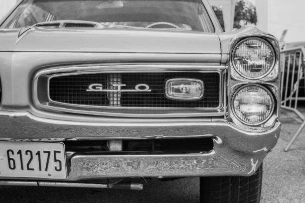 voiture américaine classique garée dans la rue. pontiac gto - pontiac photos et images de collection