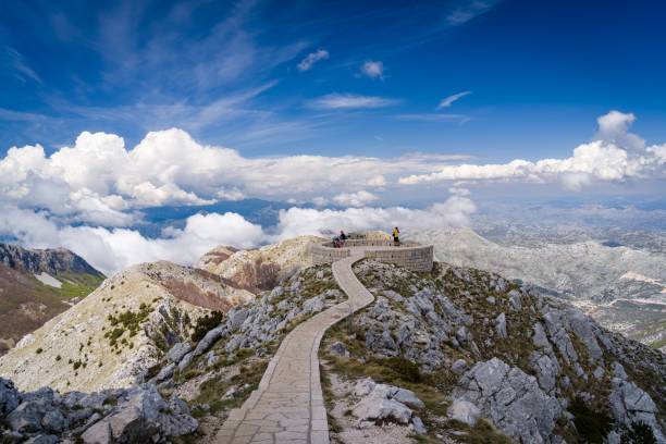 bela vista do monumento do mausoléu de njegos no topo do monte lovcen em cetinje, montenegro - lovcen - fotografias e filmes do acervo