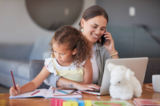 mädchen zeichnen und berufstätige mutter, alleinerziehende eltern oder kleinunternehmer telefonieren und tippen auf einem laptop, während sie von zu hause aus arbeiten. eltern multitasking mit kind und ihrem geschäft - berufstätige mutter stock-fotos und bilder