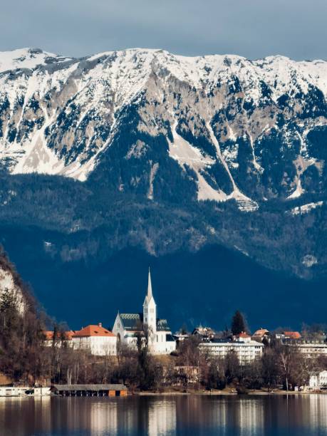 der panoramablick auf den bleder see in slowenien - castle slovenia winter snow stock-fotos und bilder