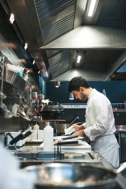 Koch kocht in einem Luxusrestaurant – Foto