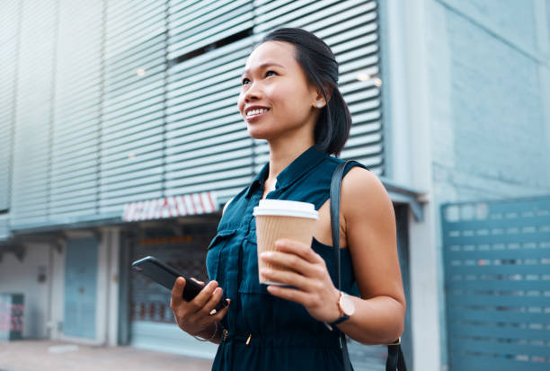 t�éléphone, café et voyage avec une femme qui se promène dans une ville de chine pendant la journée. touriste, urbain et de rue avec une jeune femme asiatique se promenant en plein air dans une rue de la ville pour faire du tourisme - coffee to go flash photos et images de collection