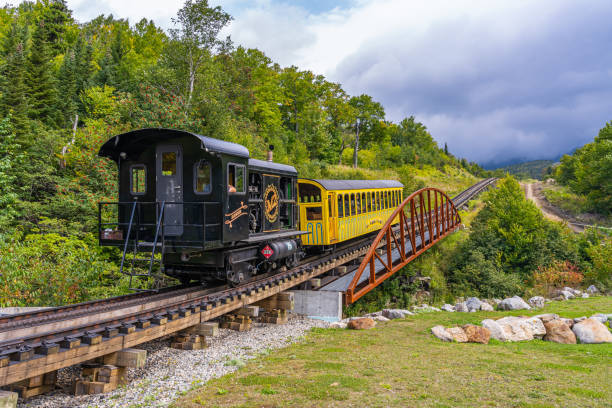 climbing train on rack railway takes tourists to the top of mount washington - rack railway imagens e fotografias de stock