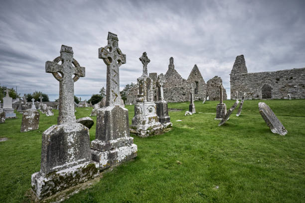 clonmacnoise abbey, kathetral und friedhof - irish cross stock-fotos und bilder