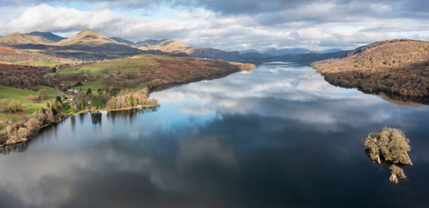 coniston mirando hacia el norte - old man of coniston fotografías e imágenes de stock