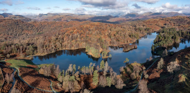 tarn panorama comment - langdale pikes panoramic english lake district cumbria photos et images de collection