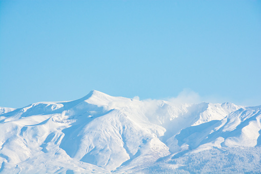 Pico volcánico de invierno y cielo azul photo