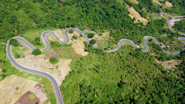 road to Phu Thap Boek The famous tourist attraction of Phetchabun province, which has steep and curved curves