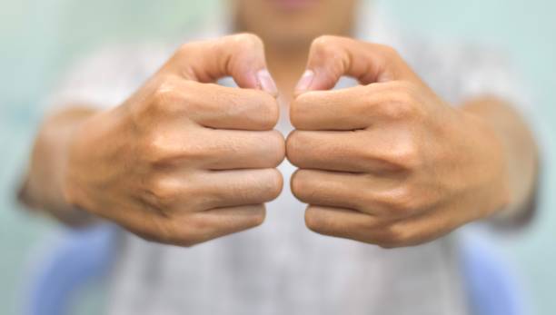 mano del anciano asiático. concepto de artritis reumatoide, osteoartritis o dolor en las articulaciones - 4752 fotografías e imágenes de stock