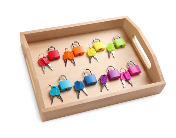 conjunto de fechaduras coloridas e chaves correspondentes em caixa isolada no branco. brinquedo montessori - perceção sensorial - fotografias e filmes do acervo
