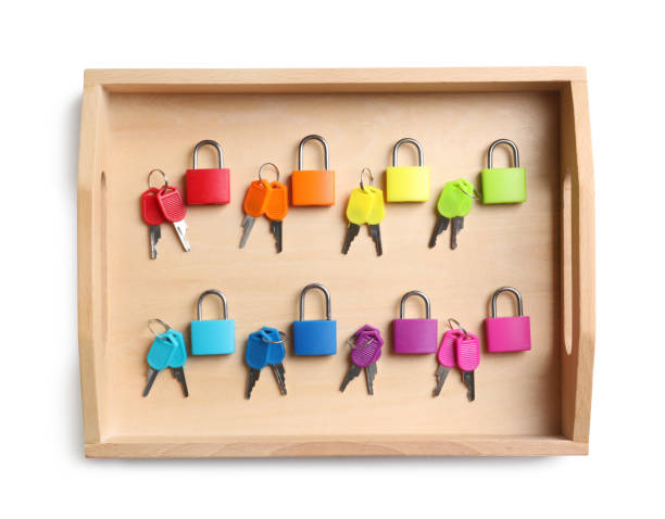 conjunto de fechaduras coloridas e chaves correspondentes em caixa isolada em branco, vista superior. brinquedo montessori - perceção sensorial - fotografias e filmes do acervo