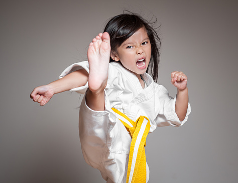 Cinturón de Oro Karate Pose Kick photo