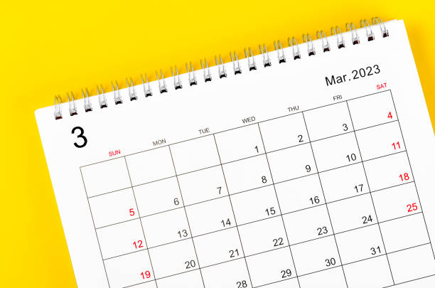 der monatliche schreibtischkalender märz 2023 für das 2023-jahr auf gelbem hintergrund. - märz stock-fotos und bilder