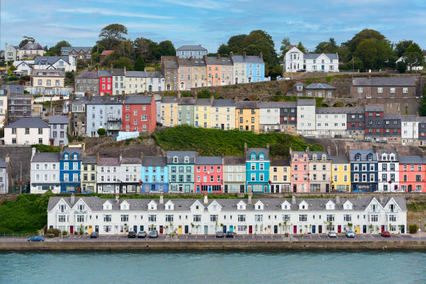 puerto de cobh en el sur de irlanda - county cork fotografías e imágenes de stock