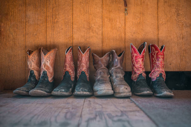 botas vaqueras contra la pared de madera - 2844 fotografías e imágenes de stock