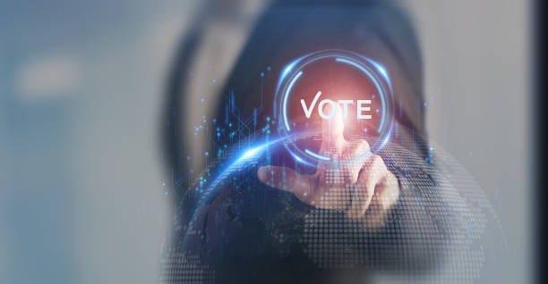 concepto de voto electrónico o por internet (voto electrónico o voto en línea). haga clic en el botón virtual con texto votando sobre fondo inteligente. tecnología de voto en línea, voto electrónico, sistema de internet electoral. - voters agree fotografías e imágenes de stock