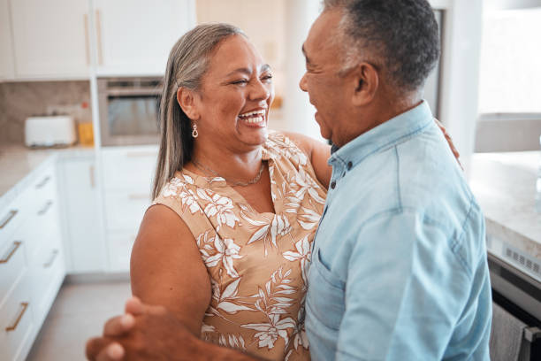 casal de idosos dança na cozinha com celebração para a aposentadoria, imóveis ou casamento feliz. idosos que dançam música com amor, cuidado e bem-estar em sua casa ou lar juntos - 50 days old - fotografias e filmes do acervo