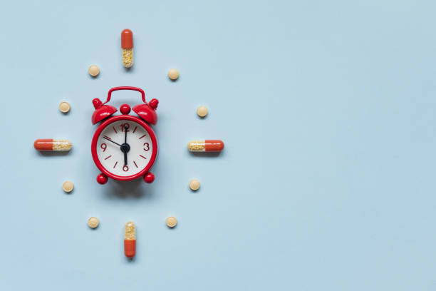 alarm clock and pills - narcotic medicine pill insomnia imagens e fotografias de stock