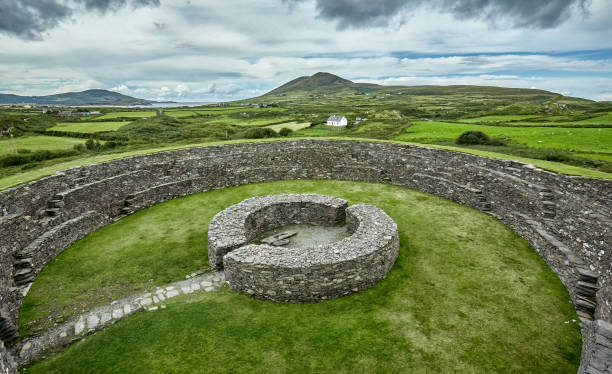 sito archeologico del forte dell'anello di cahergall in irlanda - anello di kerry foto e immagini stock