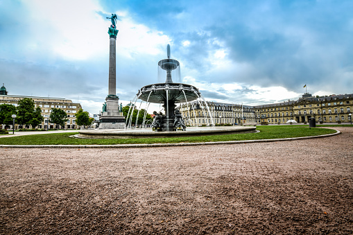 シュロスプラッツシュトゥットガルトのジュビリー柱と噴水のローアングルビュードイツ アパートのストックフォトや画像を多数ご用意 アパート