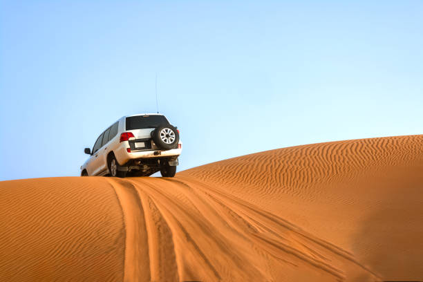두바이 모래 언덕 사막에서의 모험적인 타기 - 4x4 desert sports utility vehicle dubai 뉴스 사진 이미지