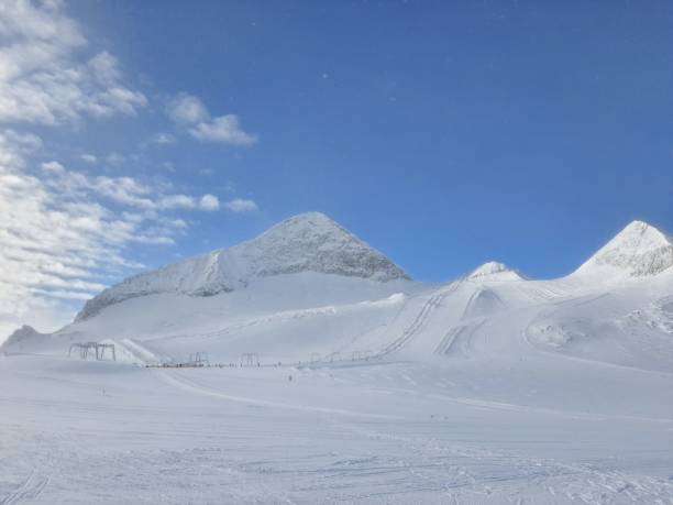 istock Ski day on Hintertux glacier 1445797469
