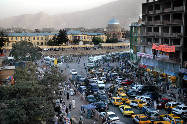 вид на центр кабула, афганистан - kabul стоковые фото и изображения